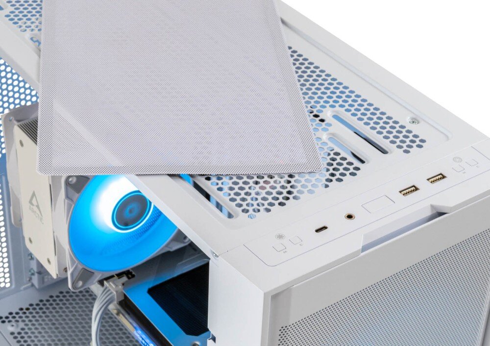Komputer MAD DOG LIANLI-WH-A01WR32WH Górna część obudowy komputera z siatkowym panelem ochronnym i panelem złączy z dwoma portami USB i jednym USB-C, wewnątrz widoczne niebieskie podświetlenie