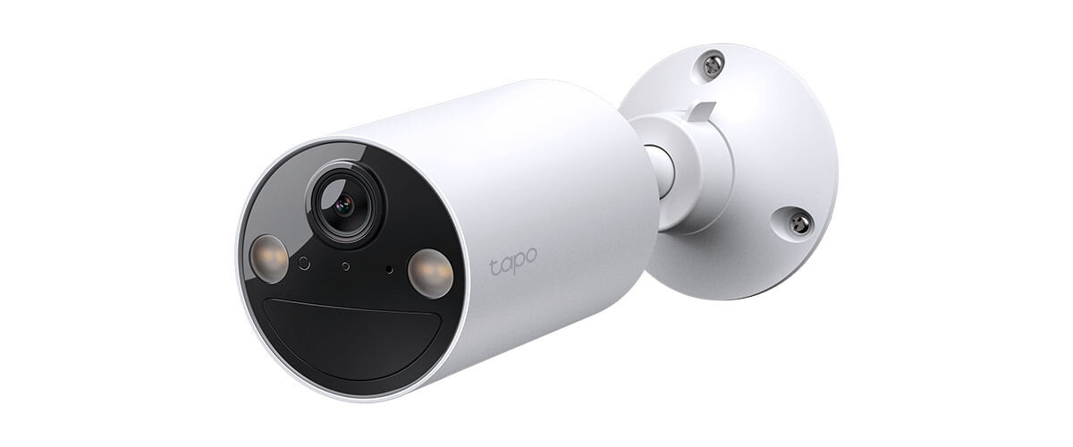 Biała, cylindryczna kamera zewnętrzna z logo \'tapo\' na obudowie. Kamera posiada obiektyw oraz dwa okrągłe elementy przypominające diody.