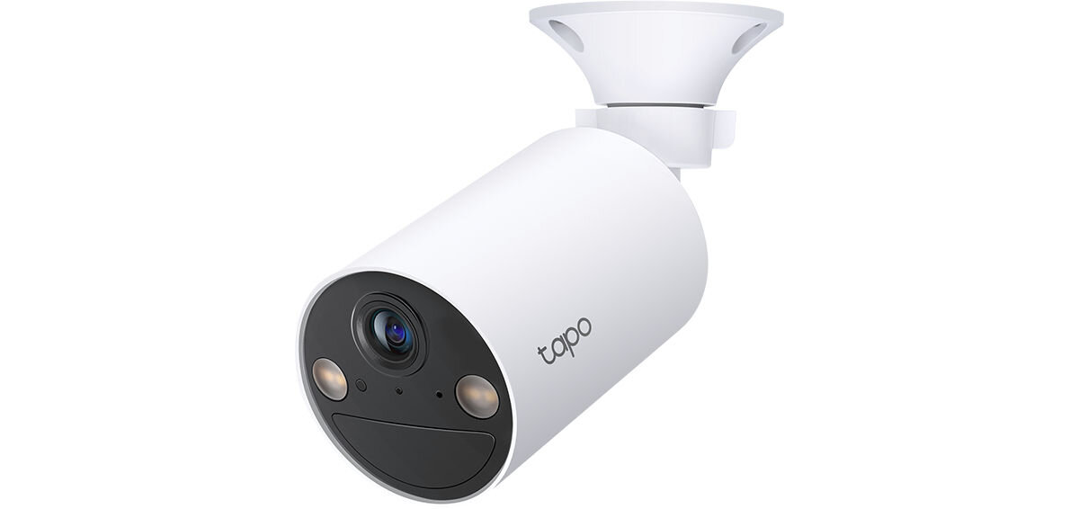 Biała, cylindryczna kamera zewnętrzna z logo \'tapo\' na przedniej części. Posiada obiektyw oraz dwa okrągłe elementy po bokach.