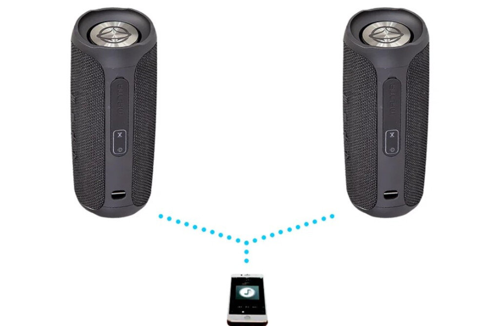 Na obrazie znajdują się dwa czarne głośniki mobilne z widocznymi przyciskami i logo \'MANTA\'. Poniżej znajduje się smartfon z ikoną muzyki, połączony z głośnikami za pomocą niebieskich przerywanych linii.