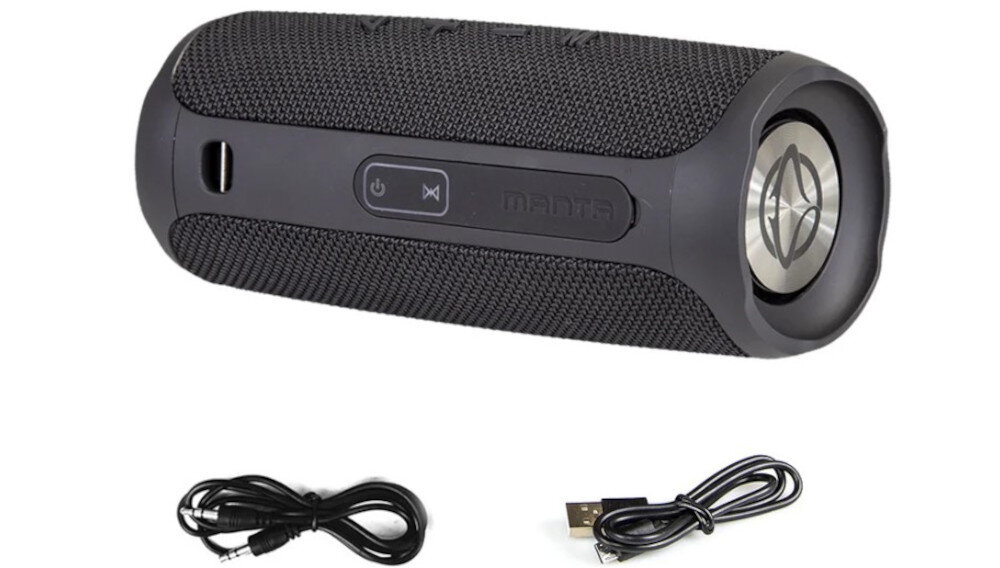 Czarny głośnik mobilny z widocznym logo i przyciskami na obudowie. Obok znajdują się dwa kable: jeden z wtykiem jack, drugi z końcówką USB.