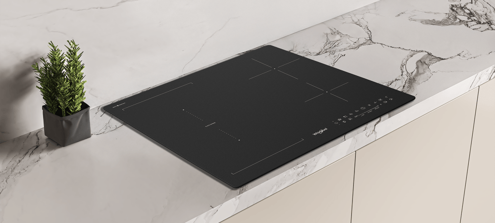 PŁYTA WHIRLPOOL MWS2260PCPNEBM Płyta indukcyjna Whirlpool zamontowana w jasnym blacie kuchennym z widocznym panelem sterowania. Obok znajduje się roślina doniczkowa jako element aranżacji funkcje whirlpool płyta indukcyjna design elegancja kuchnia łatwe czyszczenie