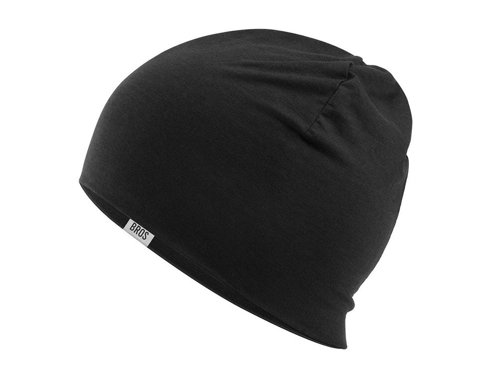 Czapka ROCKBROS YDM002 Czarny, czapka, outdoor, bieganie, uniwersalność, Biegacz w czarnej czapce na zimowej leśnej ścieżce.