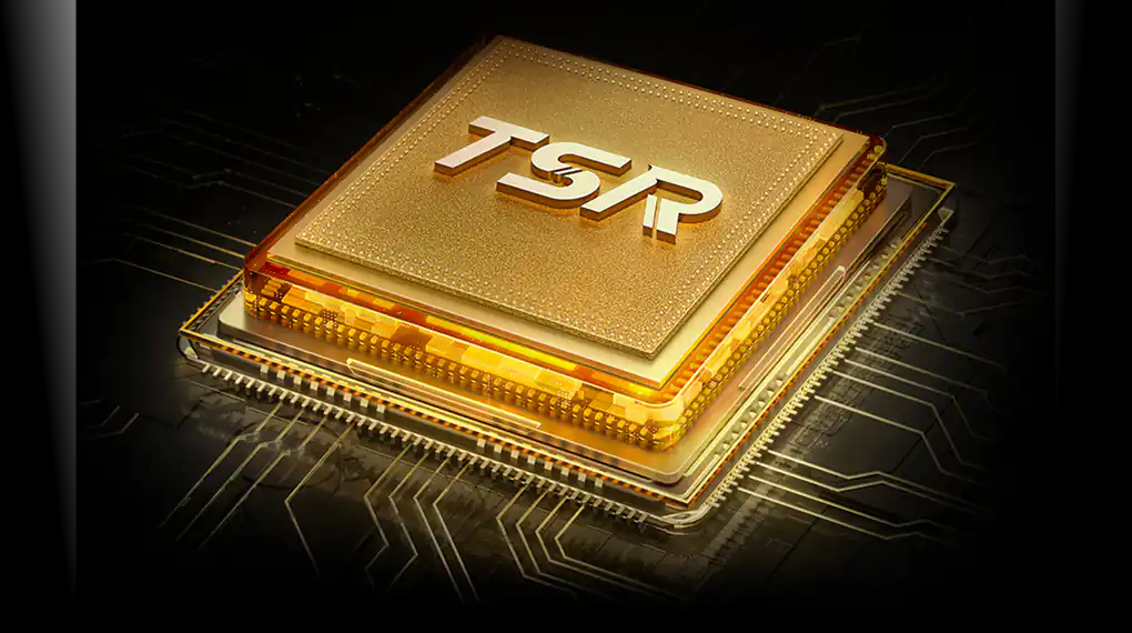 Obraz przedstawia złoty chip z napisem \'TSR\' na ciemnym tle z widocznymi ścieżkami obwodów elektronicznych.