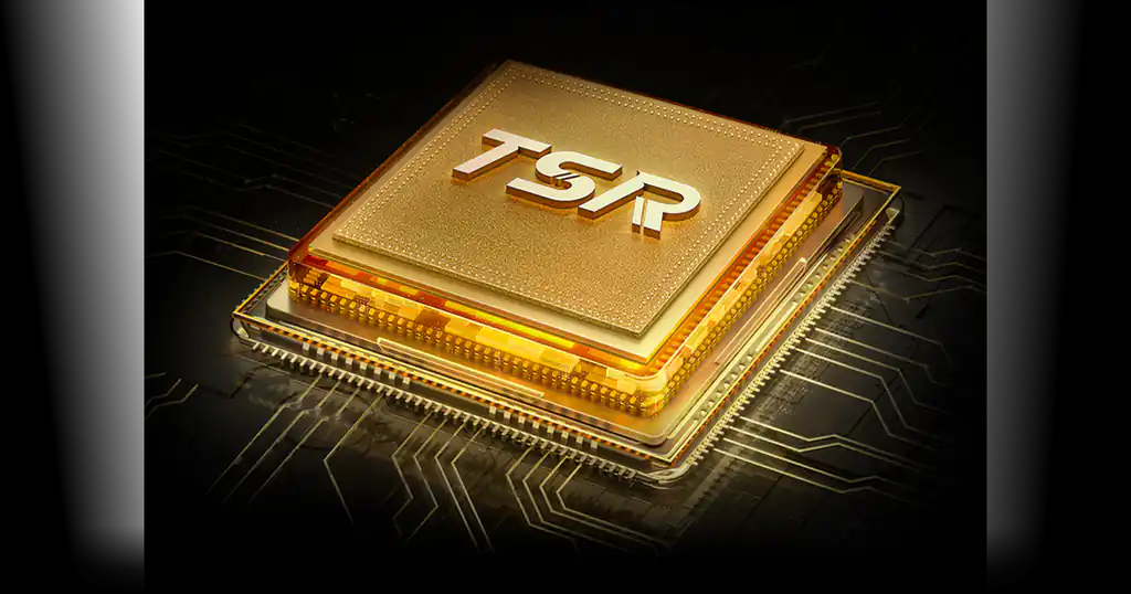 Złoty układ scalony z wypukłym napisem TSR (Total Super Resolution) na tle ścieżek elektronicznych.