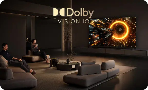 W eleganckim salonie znajduje się duży telewizor wyświetlający dynamiczną scenę z gry lub filmu. Na ekranie widoczny jest napis \'Dolby Vision IQ\'.