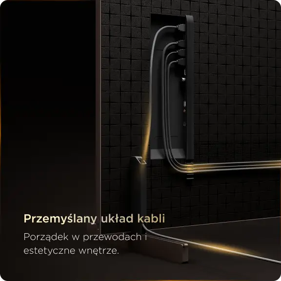 Obraz przedstawia tylną część telewizora z uporządkowanymi kablami. Widoczny jest tekst: \'Przemyślany układ kabli Porządek w przewodach i estetyczne wnętrze.\'
