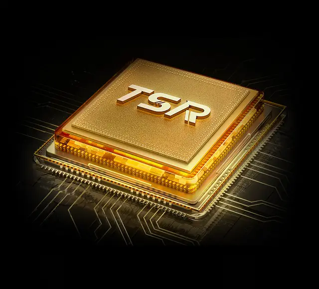 Złoty układ scalony z wypukłym napisem TSR (Total Super Resolution) na tle ścieżek elektronicznych.
