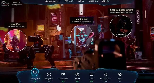 Ekran gry z interfejsem użytkownika pokazującym różne opcje, takie jak \'Aiming Aid\', \'Magnifier\', i \'Shadow Enhancement\'. Widoczne są także napisy: \'Gaming in Dolby Vision\', \'PlayStation 5\', \'FPS: 45.6\', \'HDR: On\', \'ALLM: On\', \'VRR: On\'.