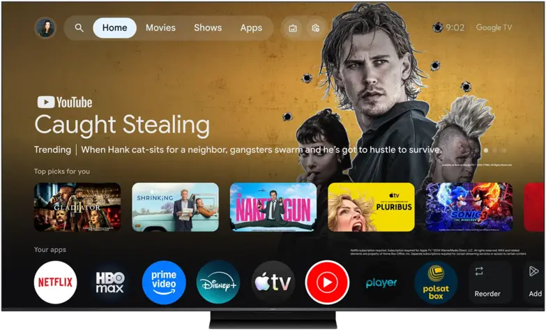 Ekran telewizora wyświetla interfejs Google TV z aplikacjami takimi jak Netflix, HBO Max, Prime Video, Disney+, Apple TV, YouTube, Player i Polsat Box. Na ekranie widoczny jest film \'Caught Stealing\' oraz różne miniatury filmów i seriali.