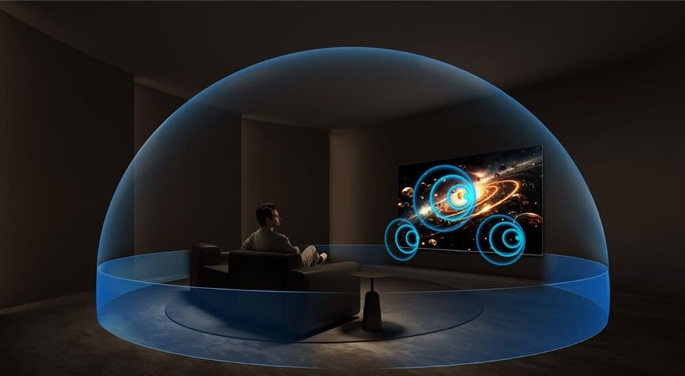 Telewizor TCL 65P7L SYSTEM 2.0 Dolby Atmos DTS Virtual X dźwięk przestrzenny, osoba siedżaca na kanapie otoczona dźwiękiem