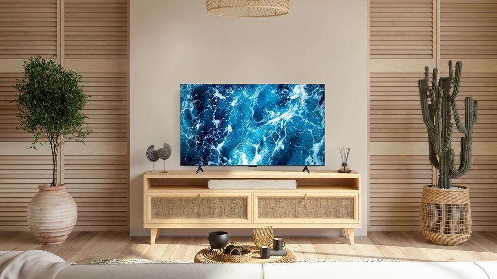 Telewizor TCL 55T69C - Telewizor stojący na komodzie w pomieszczeniu