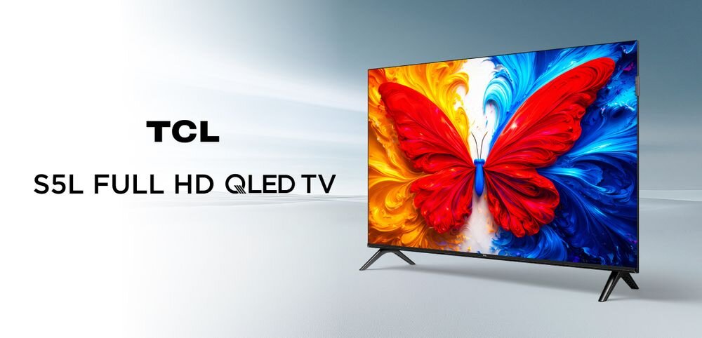 Telewizor TCL 32S5L QLED Full HD kompaktowy rozmiar dopasowany do małych przestrzeni i komfort oglądania, telewizor po skosie na jasnym podłożu