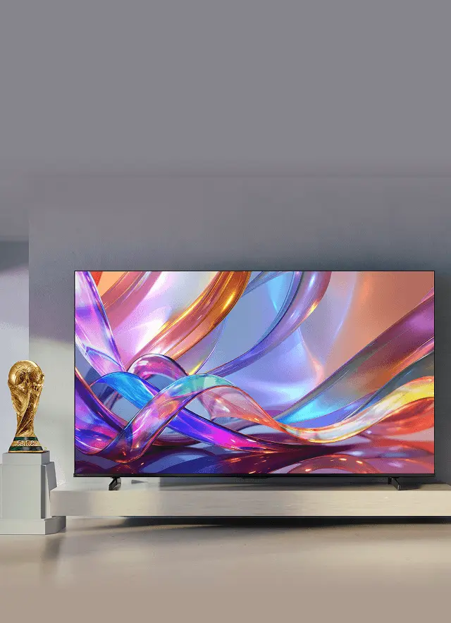 Telewizor Hisense w nowoczesnym wnętrzu obok pucharu; na ekranie barwne, szklane wstęgi i refleksy światła