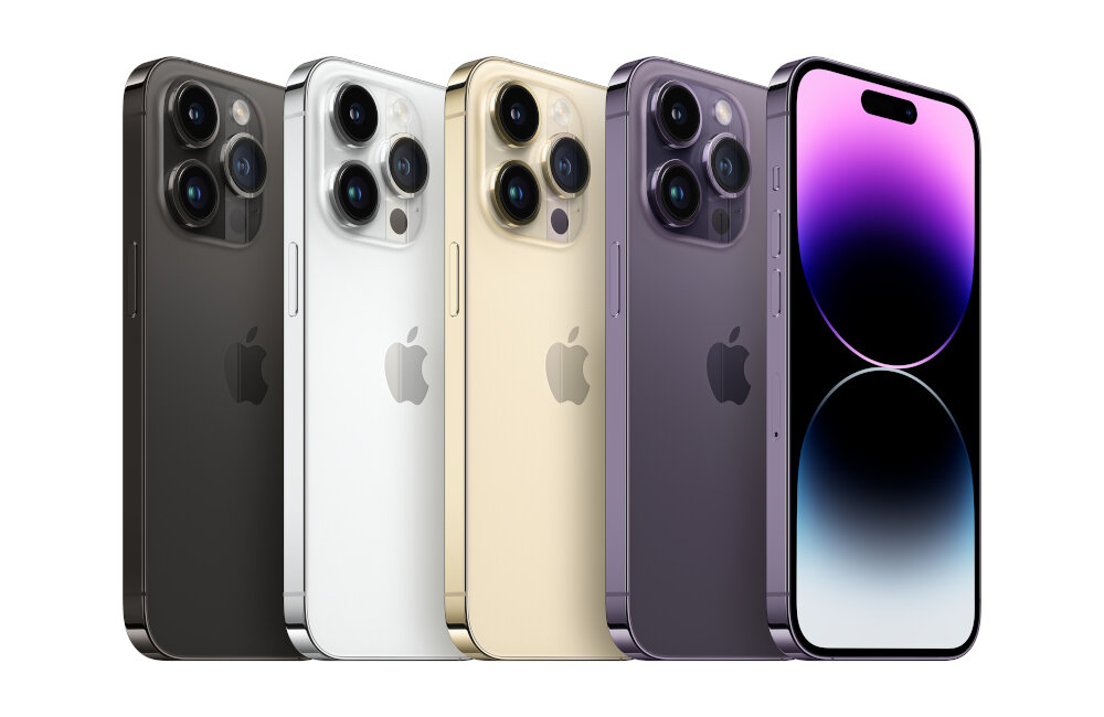 Na obrazie widoczne są cztery smartfony w różnych kolorach: czarnym, białym, złotym i fioletowym. Każdy z nich ma logo w kształcie nadgryzionego jabłka oraz trzy obiektywy aparatu z tyłu.