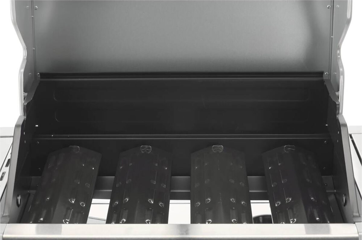 Zdjęcie przedstawia wnętrze grilla gazowego z otwartą pokrywą. Widać cztery metalowe elementy w kształcie walców umieszczone wewnątrz.