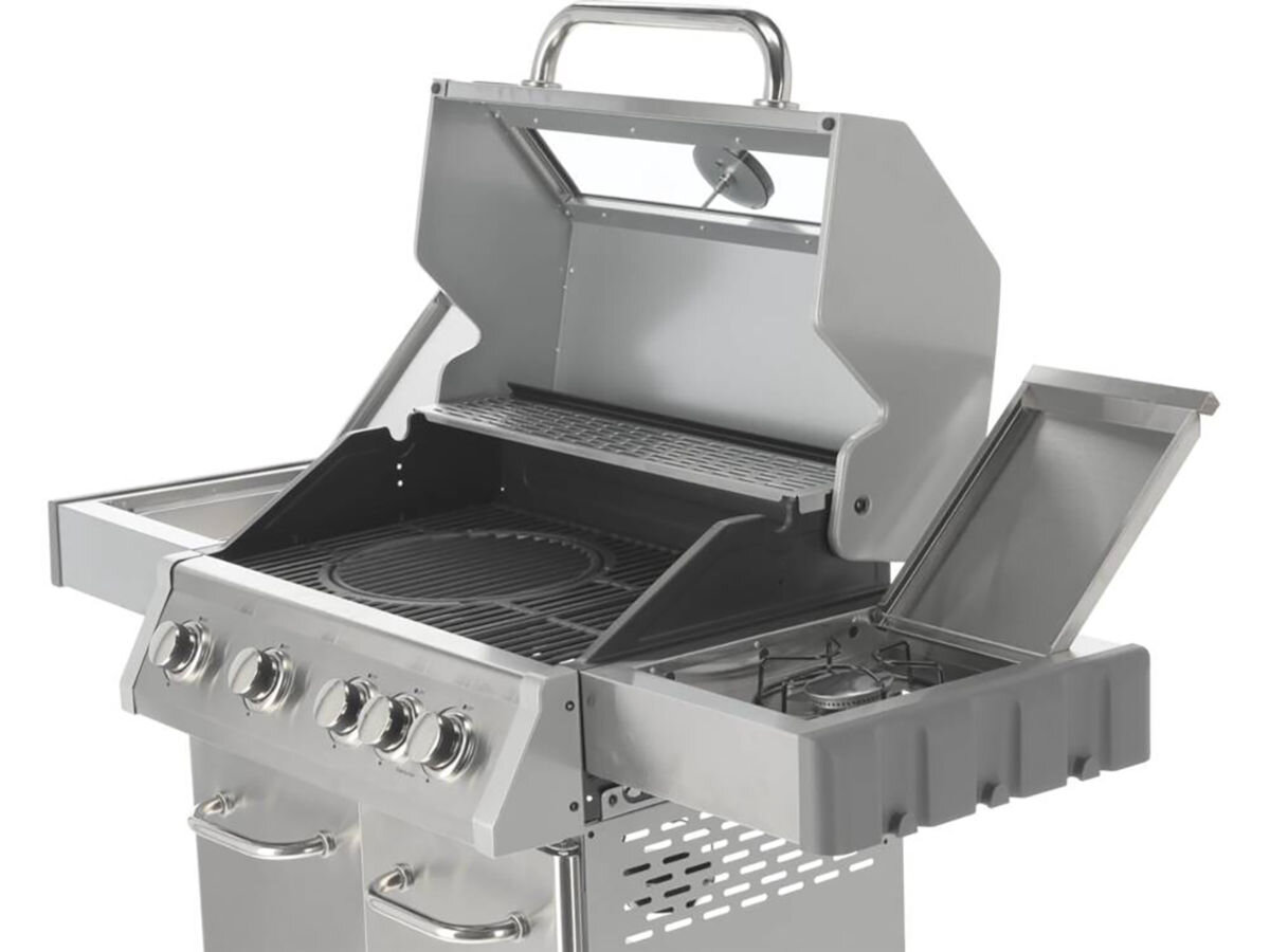 Srebrny grill gazowy z czterema pokrętłami i otwartą pokrywą, ukazującą ruszt i palnik boczny. Grill posiada metalowe uchwyty i półki boczne.