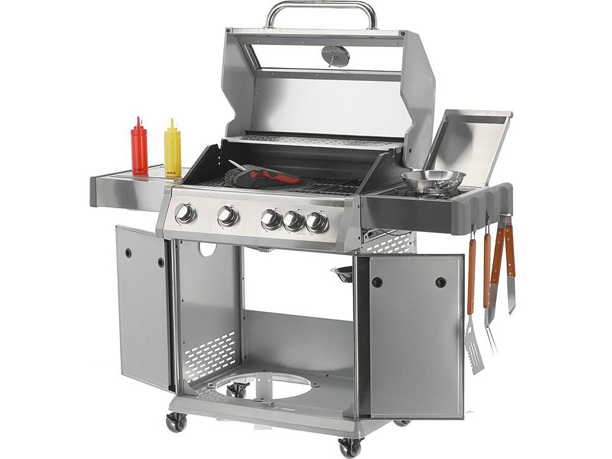 Grill gazowy z otwartą pokrywą, posiada cztery pokrętła i półki boczne z akcesoriami kuchennymi. Na jednej z półek znajdują się czerwony i żółty pojemnik na przyprawy.