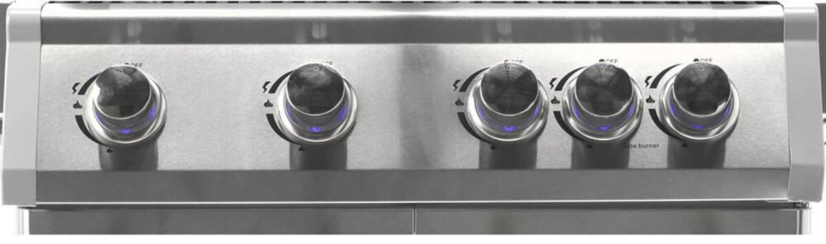 Panel sterowania grilla gazowego z czterema pokrętłami i oznaczeniami temperatury. Pokrętła mają czarne uchwyty z niebieskimi podświetleniami.