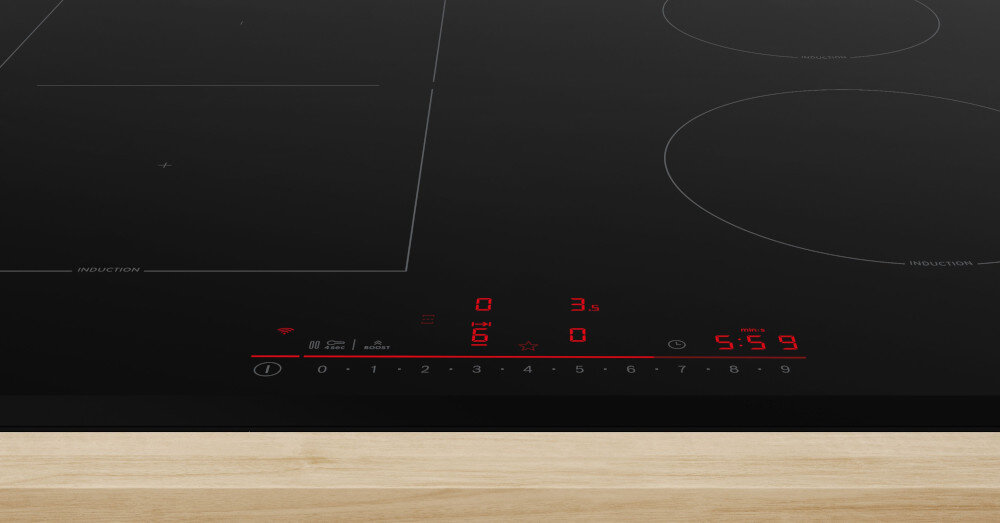 Czarna płyta indukcyjna z czerwonymi cyfrowymi wskaźnikami i przyciskami dotykowymi. Widoczne są oznaczenia: \'0\', \'3s\', \'6\', \'5:59\' oraz symbole funkcji.