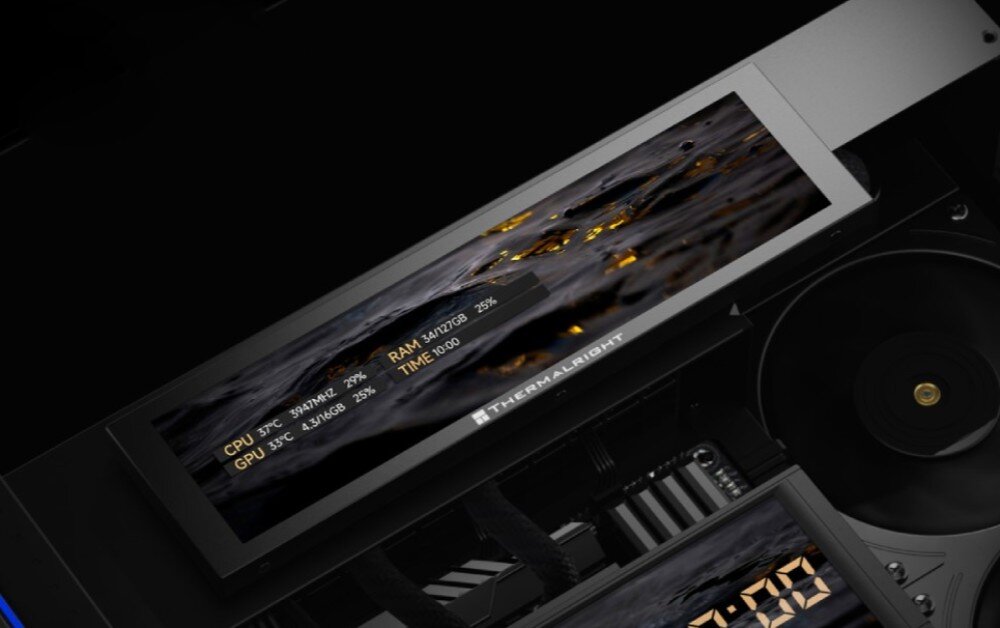 Obraz przedstawia wnętrze komputera z widocznym ekranem wyświetlającym parametry: CPU 37°C, 59MHz, 25%; GPU 37°C, 34MHz, 25%; RAM 14/32GB, 25%; TIME 00:00. Na obudowie ekranu widnieje logo \'THERMALRIGHT\'.