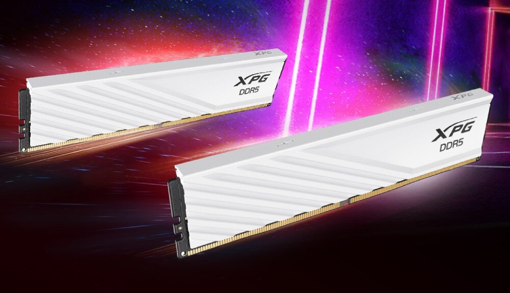 Dwa moduły pamięci RAM XPG DDR5 w białej obudowie na tle kolorowych świateł.