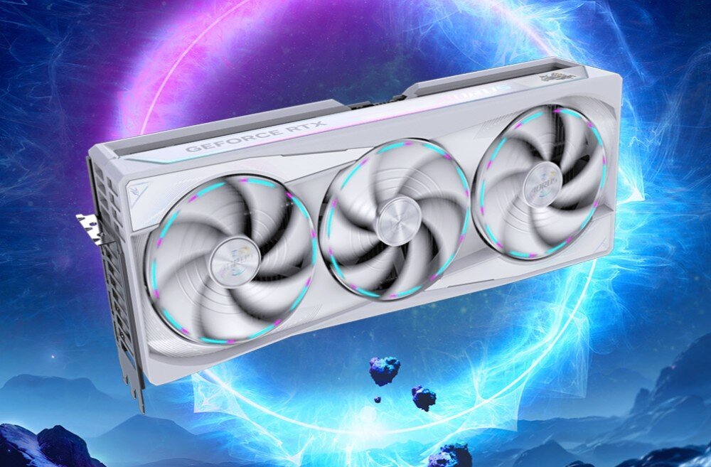 Karta graficzna z trzema wentylatorami, na której widnieje napis \'GEFORCE RTX\'. W tle znajduje się kosmiczny motyw z niebiesko-fioletowymi kolorami.