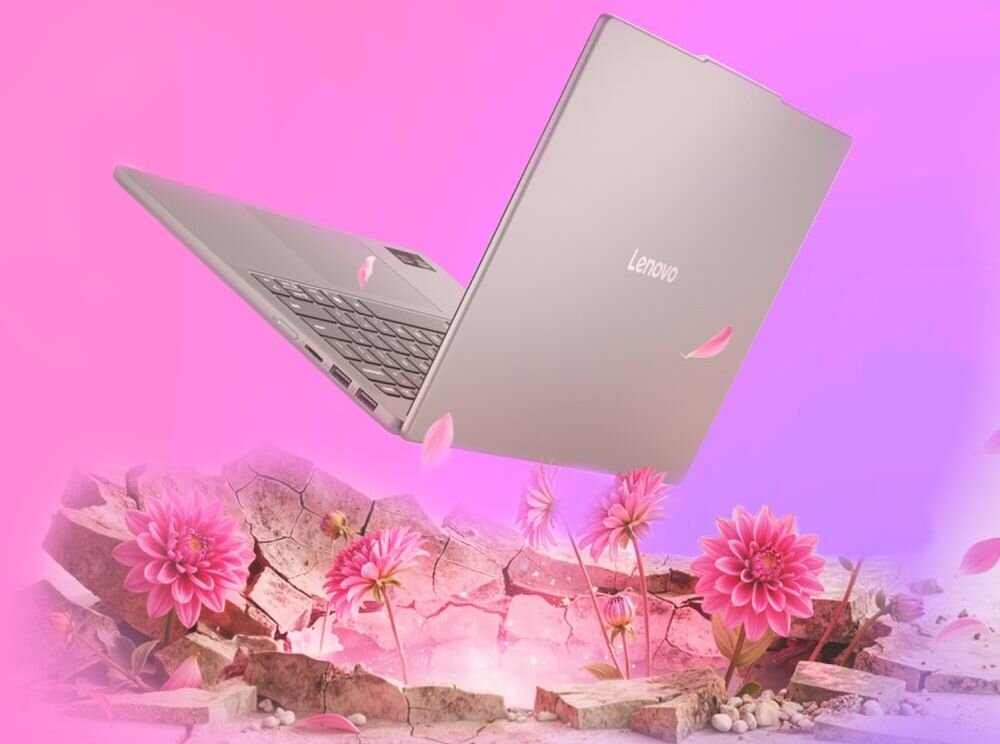 Laptop Lenovo prezentuje smukłą obudowę na różowo-fioletowym tle z kwiatowymi motywami podczas mobilnej pracy i codziennego użytkowania 