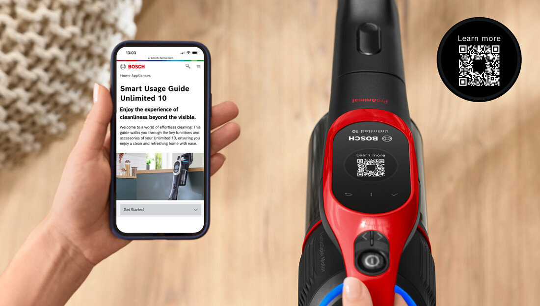 Osoba trzyma smartfon z wyświetloną stroną \'Smart Usage Guide Unlimited 10\' oraz odkurzacz z widocznym logo BOSCH i kodem QR na panelu. Obok znajduje się okrągły element z napisem \'Learn more\' i kodem QR.