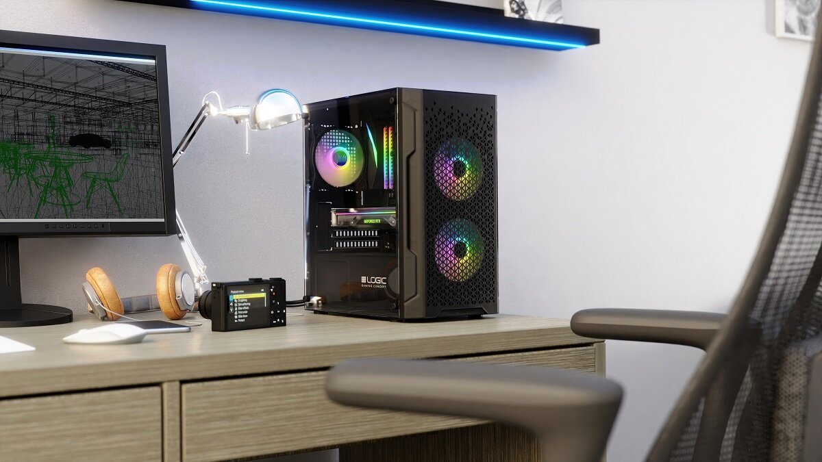 Na biurku znajduje się czarna obudowa komputerowa z podświetleniem ARGB, widoczne są dwa wentylatory z kolorowymi światłami. Obok obudowy stoi monitor, lampka biurkowa i słuchawki, a na obudowie widnieje logo \'LOGIC\'.