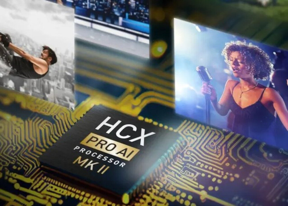 Obraz przedstawia procesor z napisem \'HCX PRO AI PROCESSOR MK II\' na tle układu scalonego. W tle widoczne są dwa zdjęcia: osoba z mikrofonem oraz osoba w dynamicznej pozie.