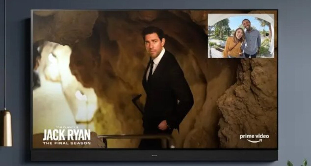 Telewizor wyświetla scenę z mężczyzną w garniturze w jaskini oraz małe okno z parą na zewnątrz. Na ekranie widoczny jest tekst: \'JACK RYAN THE FINAL SEASON\' oraz logo \'prime video\'.