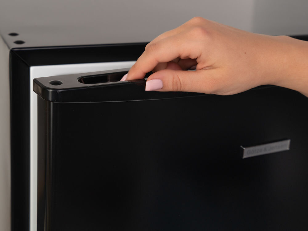 Lodówka GÖTZE & JENSEN RB145K Czarna zmiana kierunku otwierania drzwi nóżki