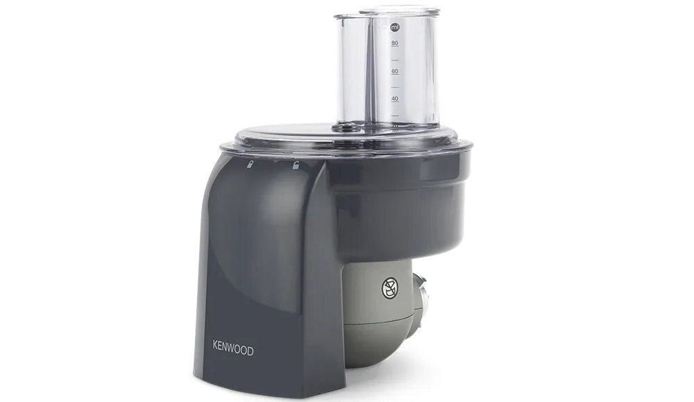 Na obrazie widoczna jest przystawka do krojenia w kostkę w kolorze czarnym i szarym z przezroczystym pojemnikiem z miarką. Na urządzeniu znajduje się napis \'KENWOOD\'.