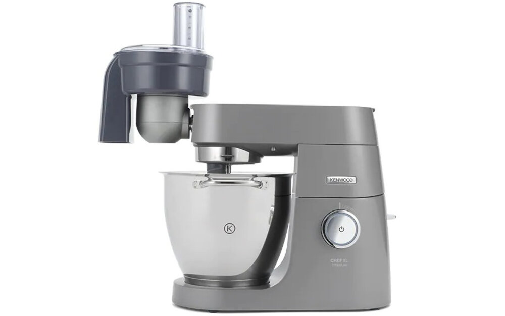 Na obrazie widoczny jest szary robot kuchenny z przystawką do krojenia w kostkę. Na urządzeniu znajduje się logo \'KENWOOD\'.