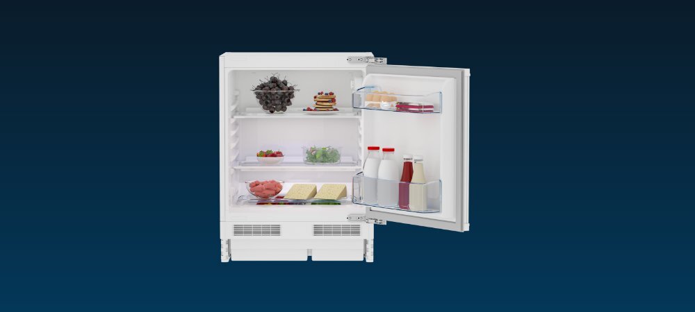 Otwarta lodówka z trzema półkami, na których znajdują się różne produkty spożywcze, takie jak owoce, mięso i napoje. Drzwi lodówki mają dwie półki z dodatkowymi produktami.