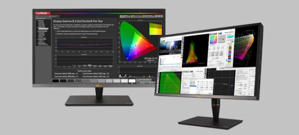 Dwa monitory wyświetlają różne wykresy i dane dotyczące kolorów. Na jednym z ekranów widoczny jest tekst: \'Display Gamma & ColorChecker Pro Test\'.