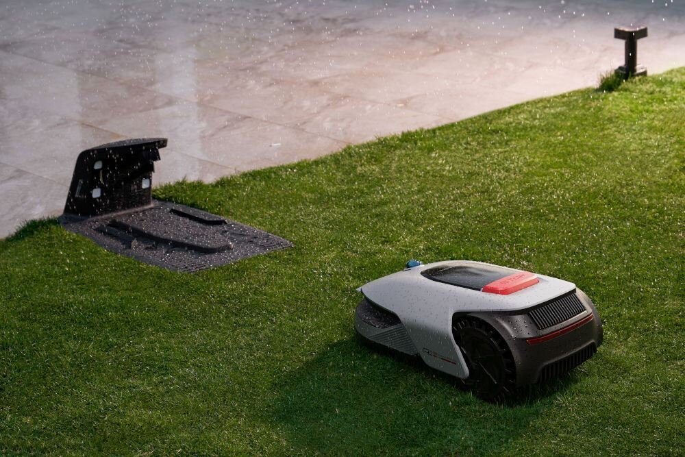 Robot koszący DREAME A1 Pro wracający do stacji w deszczu czujnik deszczu automatyczny powrót do bazy pełna automatyzacja