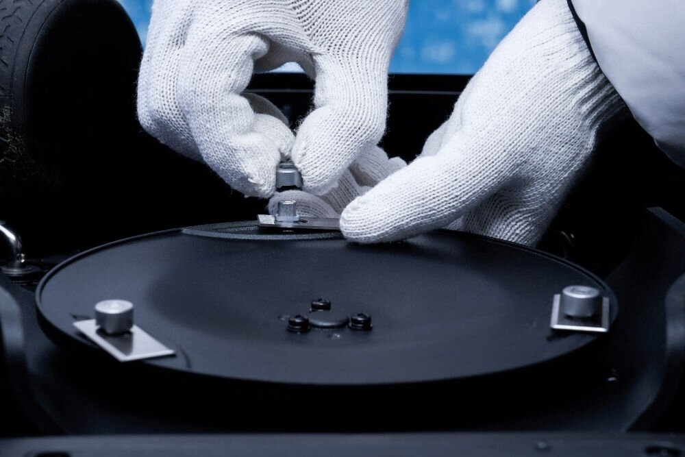 Robot koszący DREAME A1 Pro osoba w rękawiczkach wymieniająca noże ostrza z szybkozłączką wymiana bez narzędzi szybka wymiana ostrzy