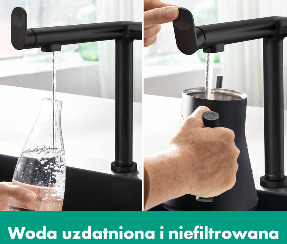 Obraz przedstawia czarną matową baterię kuchenną, z której leje się woda do szklanej butelki i metalowego naczynia. Na dole widoczny jest tekst: \'Woda uzdatniona i niefiltrowana\'.