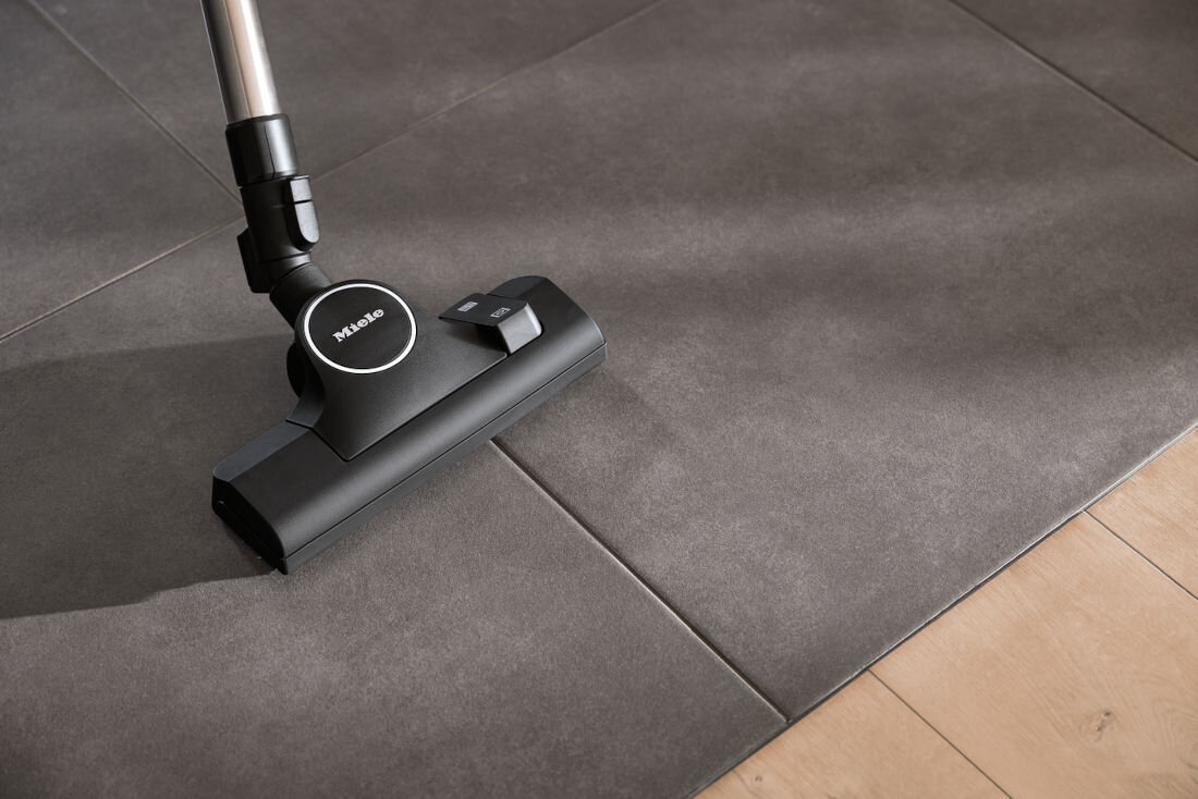 Odkurzacz MIELE Guard L1 Comfort Titanium do każdego zastosowania Uniwersalna ssawka podłogowa estetyczny wygląd sprzątanie łatwe prowadzenie Wysuwane szczotki i kompaktowa konstrukcja  na dywanach i twardych podłogach Gumowane rolki