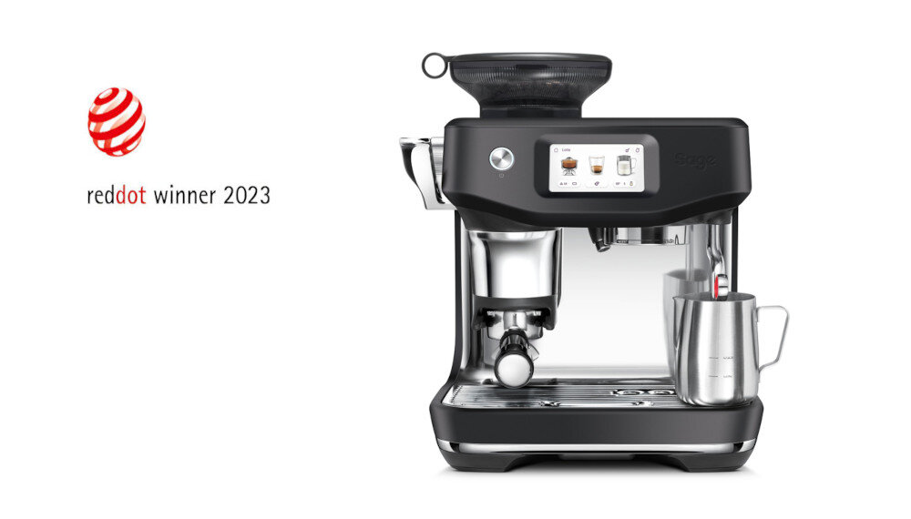 Czarny ekspres do kawy z wyświetlaczem dotykowym i metalowym dzbankiem na mleko. Obok znajduje się logo \'reddot winner 2023\'.