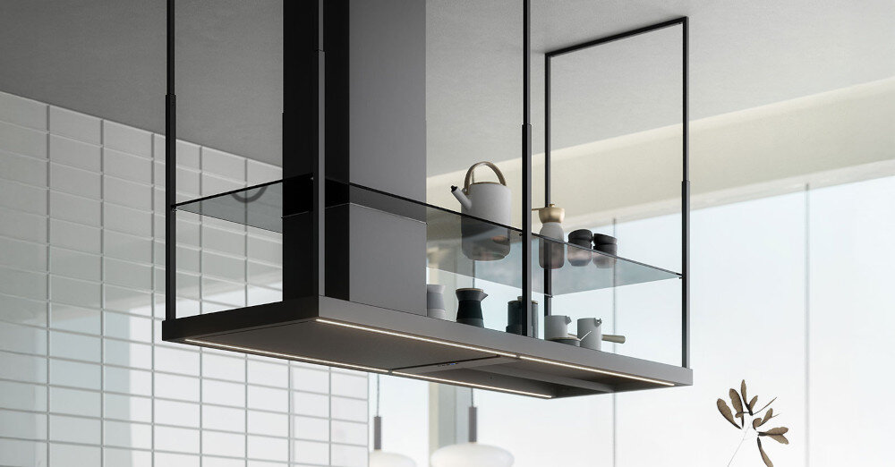 OKAP FALMEC EUROPA ISOLA 175 BLACK 800 M3 H lifestyle wizualizacja kuchnia sufit wiszący model kolor czarny półka szklana miejsce na przybory kuchenne