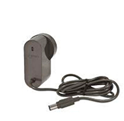 Na obrazie widoczna jest ładowarka z kablem, zakończona wtyczką. Na obudowie ładowarki znajduje się logo \'DYSON\'.