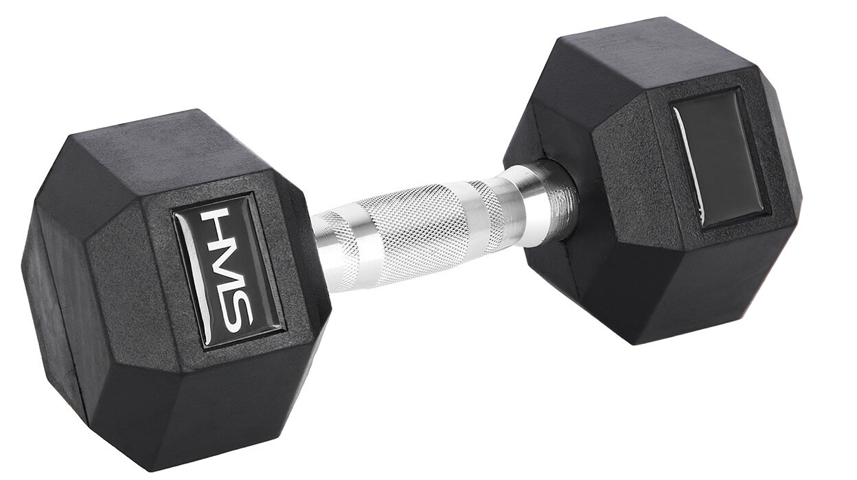 Na obrazie widoczna jest czarna hantla o sześciokątnych końcach z metalowym uchwytem. Na jednym z końców znajduje się logo \'HMS\'.