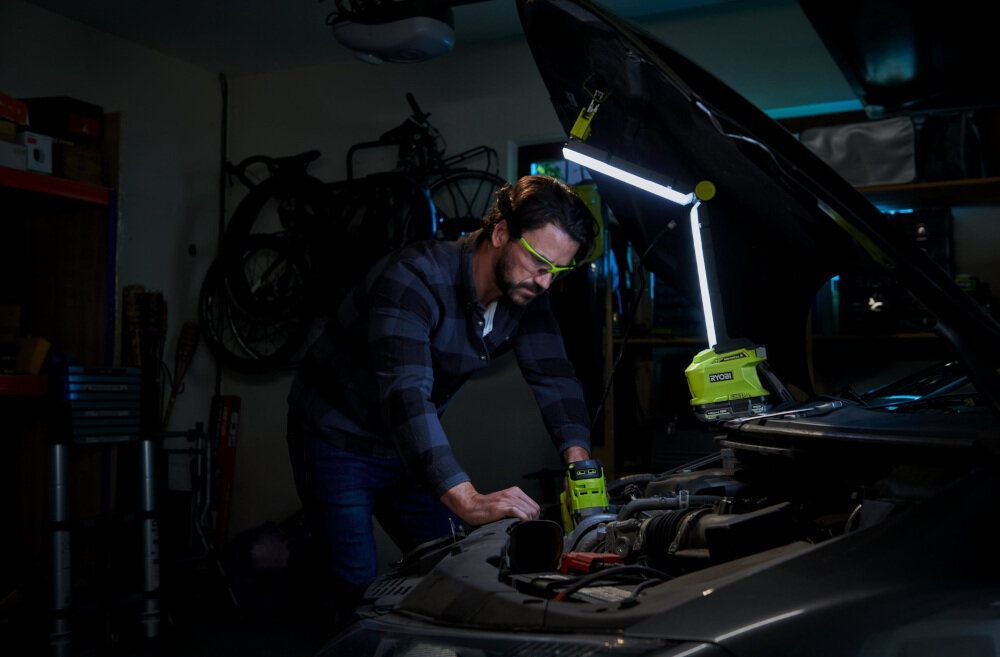 Lampa warsztatowa RYOBI R18ALF-0 2 oddzielne grupy diod LED 20 diod LED białe światło o wartości 5700 K wskaźnik dodawania barw na poziomie 80