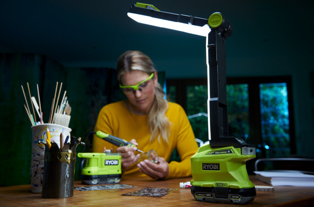 Lampa warsztatowa RYOBI R18ALF-0 w domu i w pracy 20 diod LED światło o jasności 850 lumenów moc 20 W