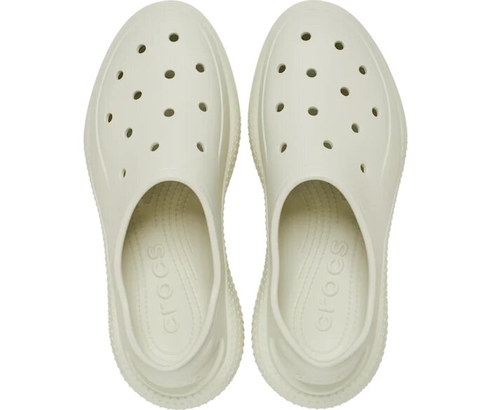 Para jasnych, wsuwanych butów sportowych z otworami na górze. Na wkładkach widoczny jest napis \'crocs\'.