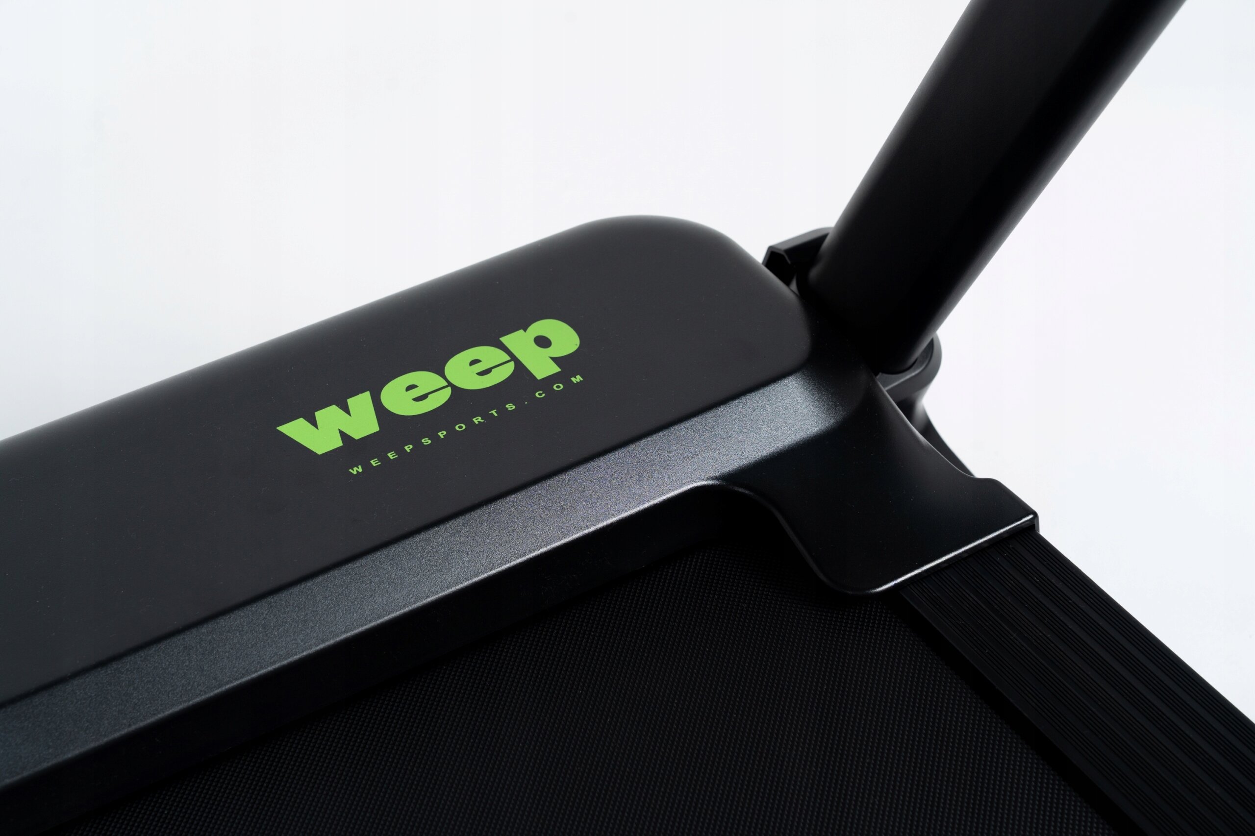 Czarna powierzchnia bieżni z widocznym zielonym logo \'weep\' oraz napisem \'weepsports.com\'.