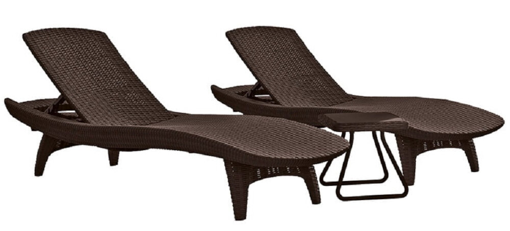 Na obrazie znajdują się dwa brązowe leżaki ogrodowe z plecionki oraz mały stolik z metalowymi nogami. Leżaki mają regulowane oparcia i są ustawione obok siebie.